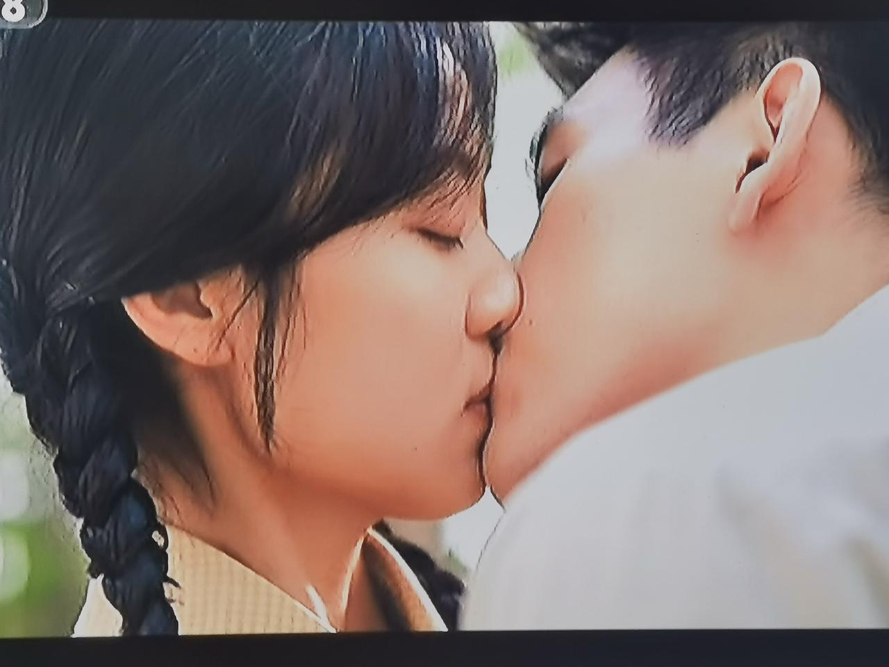 看《纯真年代的爱情》，发现有8个令人讨厌的角色，而且居然是6女两男。

1、袁老