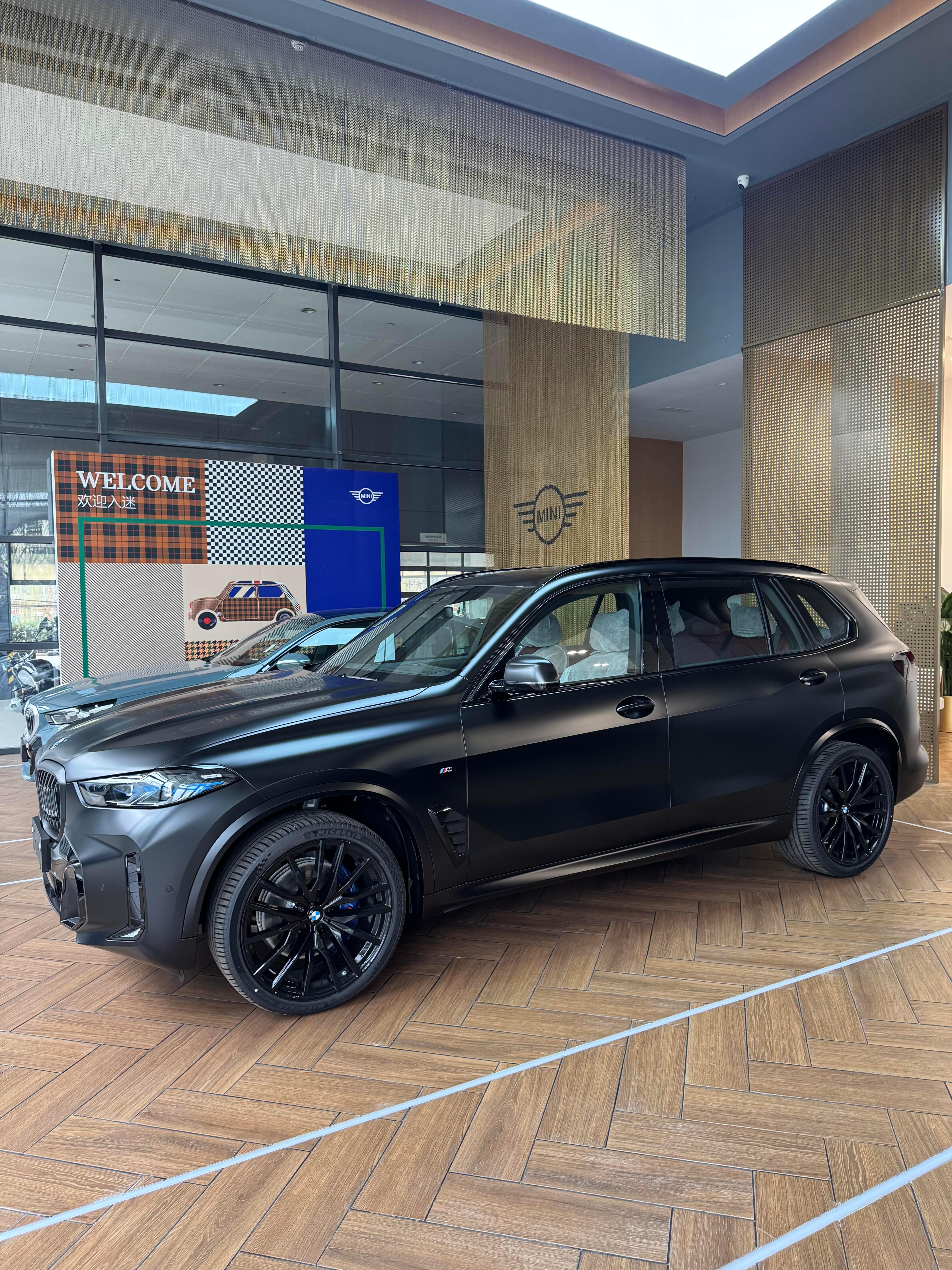 宝马 X5马年限定版到店指导价68.8万全款优惠7万68.8-7=61.8万 裸