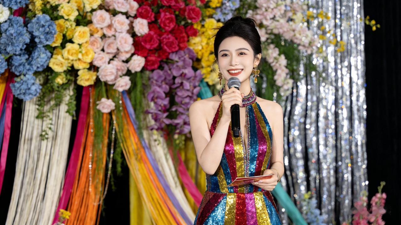 财迷的同事却很会与领导交往！

   单位一位年轻漂亮的女老师，能言善讲，入职不