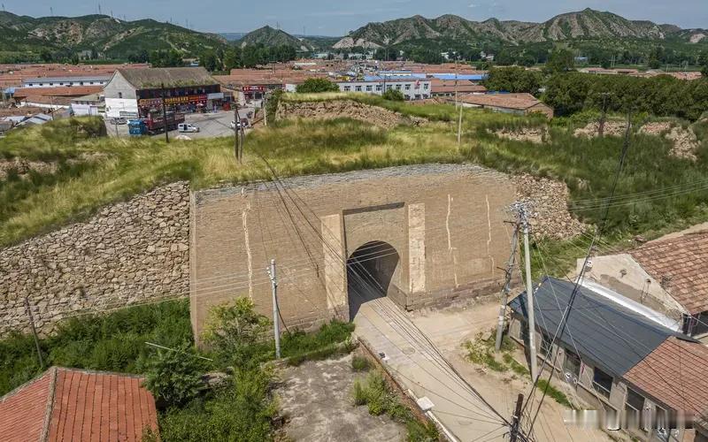 万全右卫城对当地经济影响深远。
历史上，它是明代重要军事防御地，明末清初军事功能