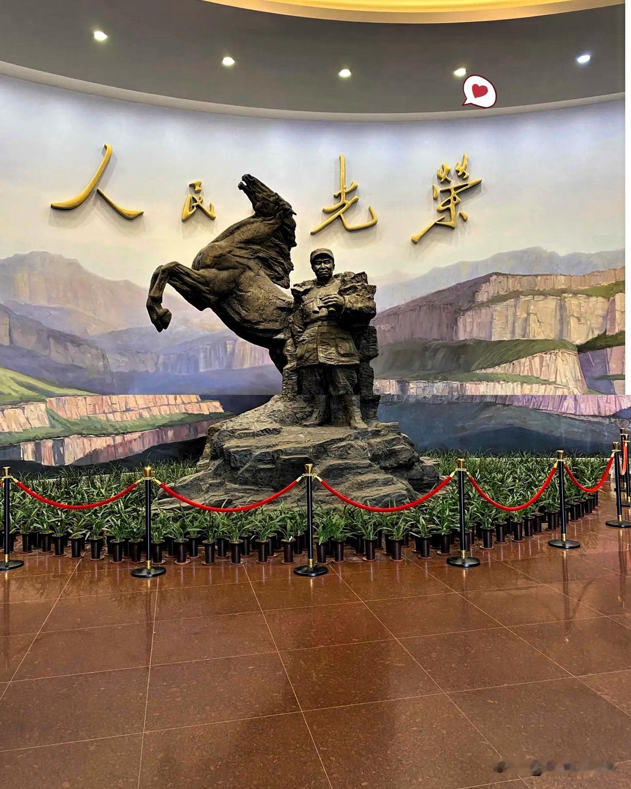 坐公交的时候突然听见防空警报响，旁边两个打扮时髦的小姑娘聊天，一个懵懵地问是不是