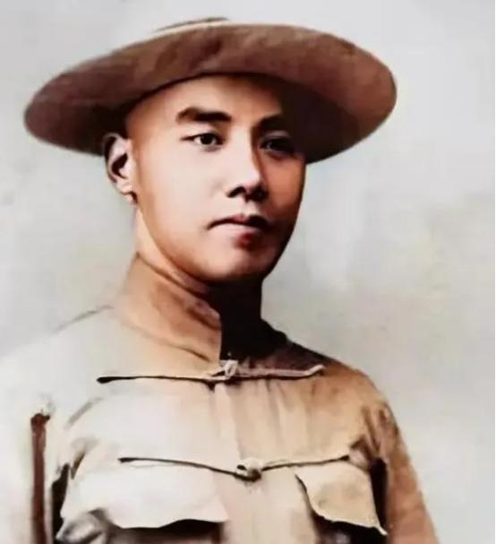 [微风]1920年，卢小嘉调戏露兰春，被黄金荣打了两耳光，第二天，卢小嘉拿枪顶着