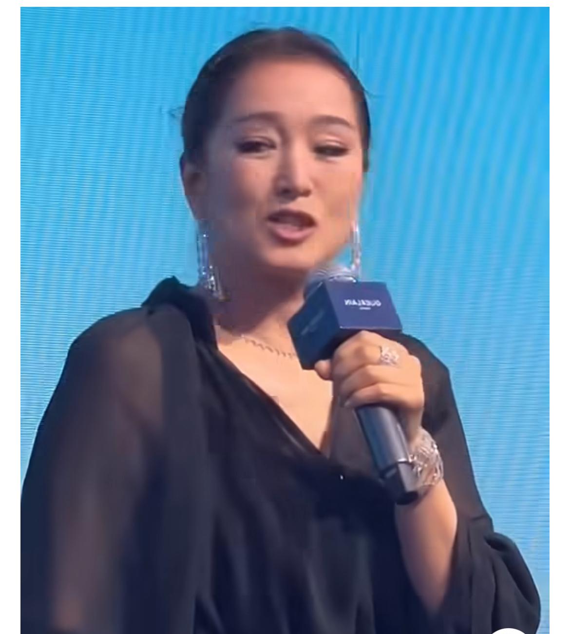 有朋友亲眼见过巩俐，
她说了一个大实话，
让我目瞪口呆！她说巩俐和电视上的差别太
