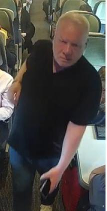 【英国女乘客列车上熟睡遭性侵，警方公布监控画面缉色狼】 英国一名女性乘客近日在从