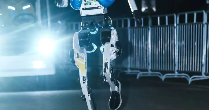 机器人马拉松｜瞄准全自主，天工机器人追赶人类职业运动员