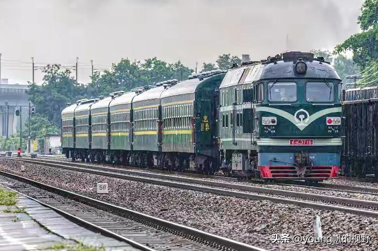 由内燃机车改造而来的新能源火车？图一图二是国内经典的DF4B型内燃机车，曾经也是