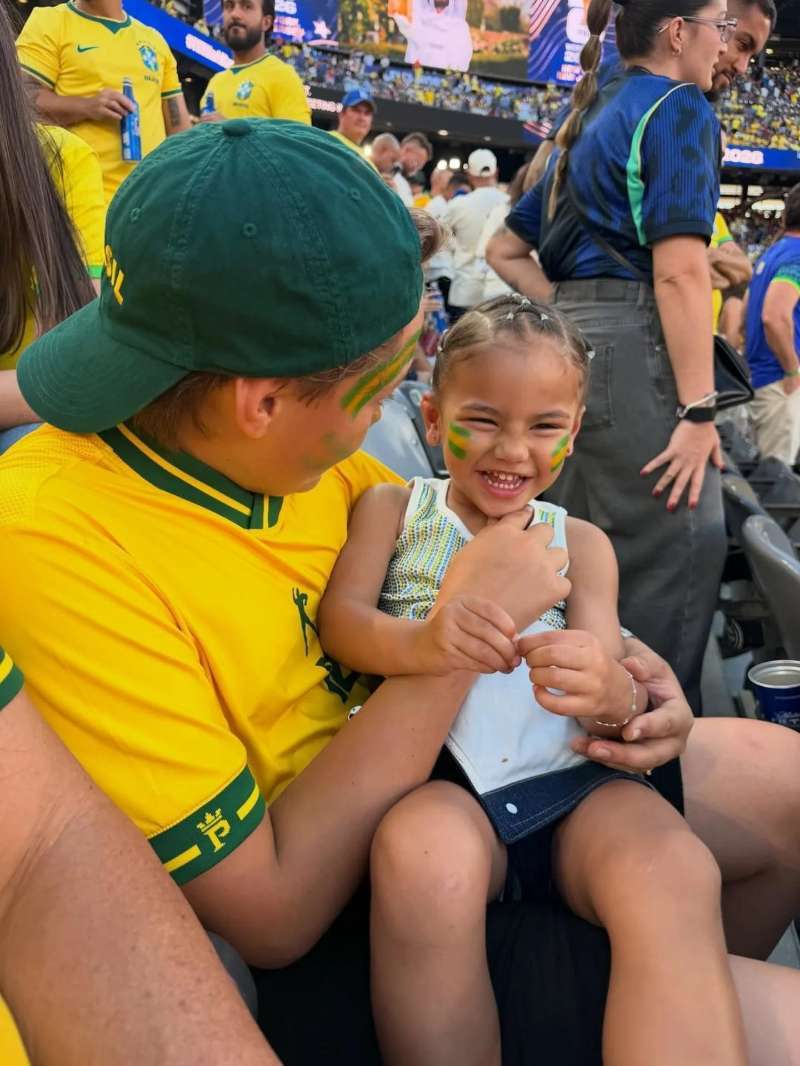 neymar 卢卡和两个妹妹，好有爱内马尔内马尔世界杯赛场带娃