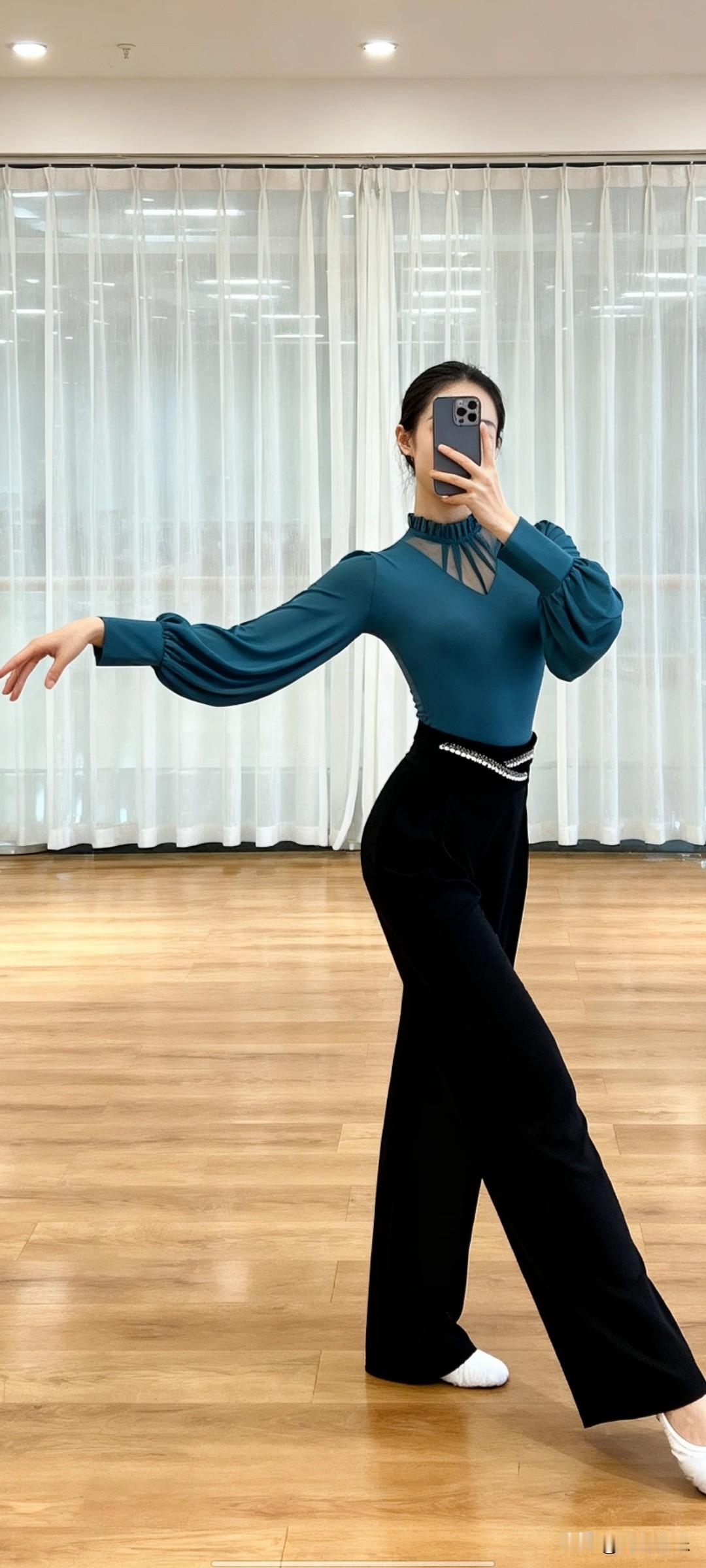 舞袖拂清风，
翩翩起舞姿。