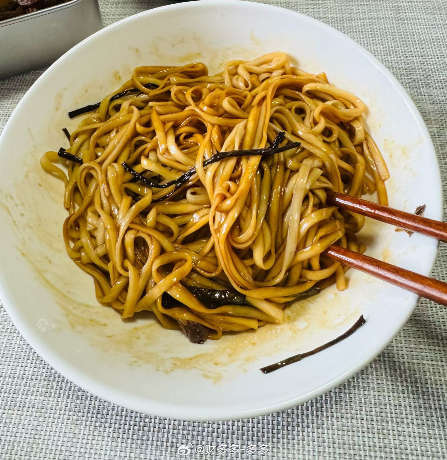 咱就说我今天这份葱油拌面，外面吃起码20 块，但我自制的成本大约 2 块钱。家里
