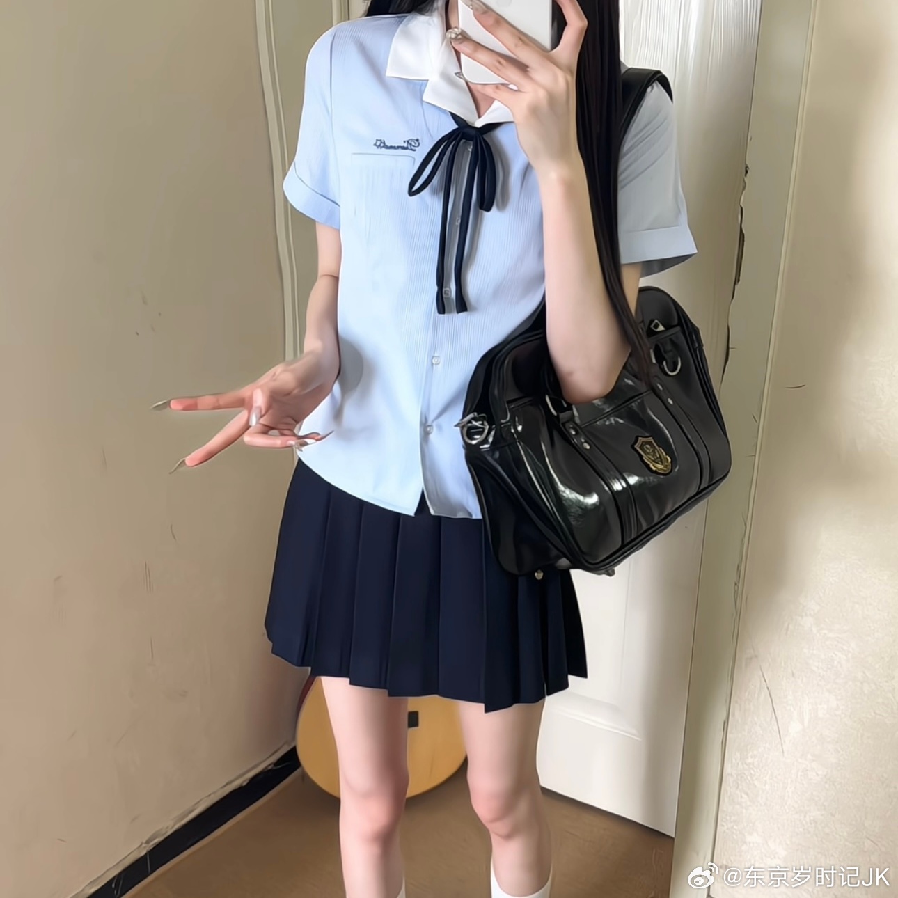 jk 这个领型可太牛了！如果说春天要有一件衬衫，又不卡脖子，还显脖子长，就是这件
