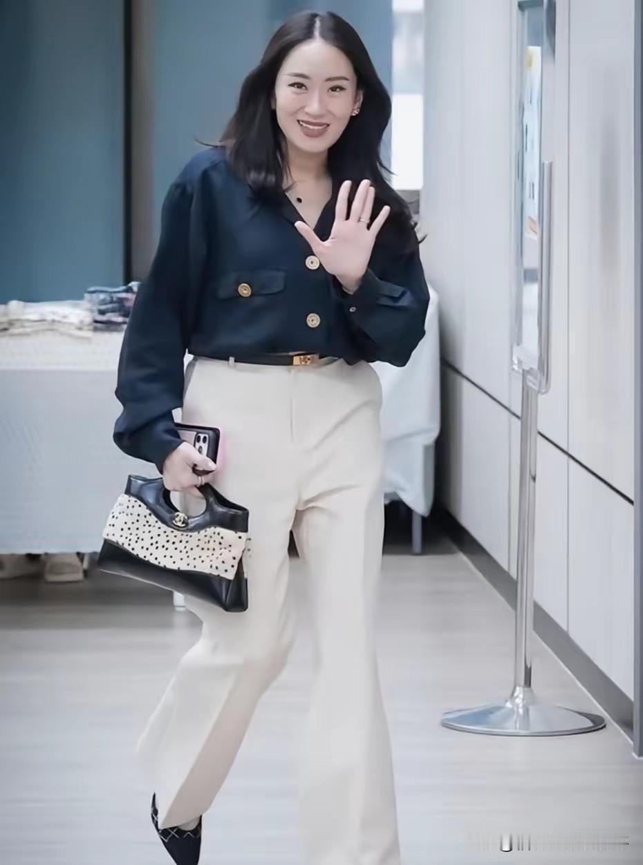 佩通坦与阿努廷对外简单的交往风格有什么不同？佩通坦担任泰国总理时，感觉她和媒体打