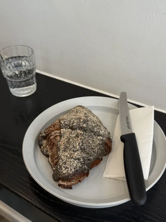 谁还没试过Bench coffee的黑芝麻可颂🥐啊！