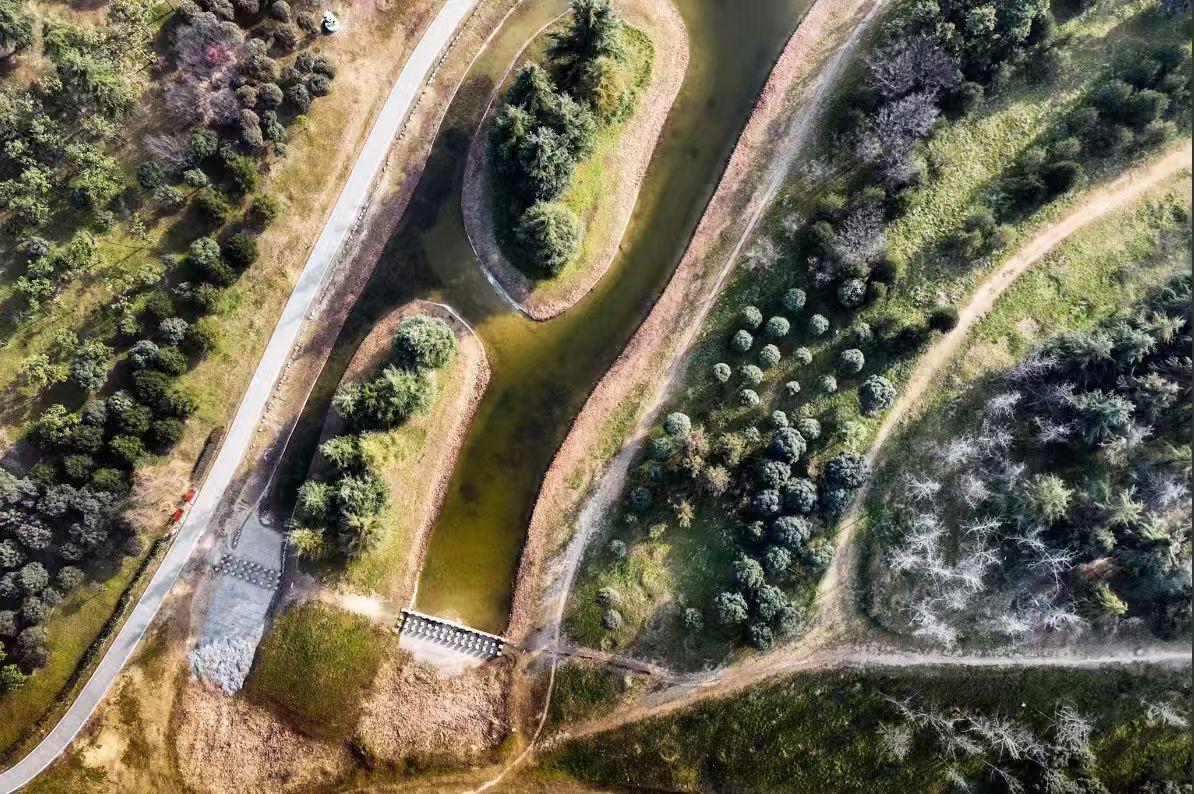 🌿河流把大地写成蜿蜒的诗，草木是标点，道路作分行，每一处弯折都藏着自然与光阴的