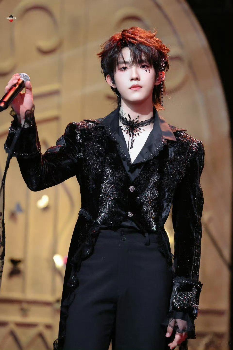 苏新皓头发和睫毛上都点钻了 苏新皓头发和睫毛上都点钻了 灯光下碎钻闪烁的模样太迷