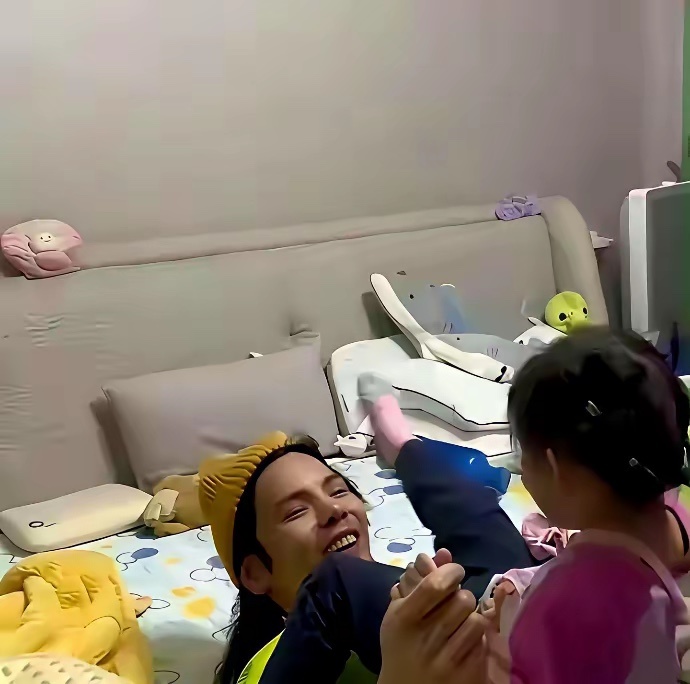 难道他们家里连个打扫的阿姨都请不起？向佐发了几张带娃的照片，眼尖的网友盯住了背景