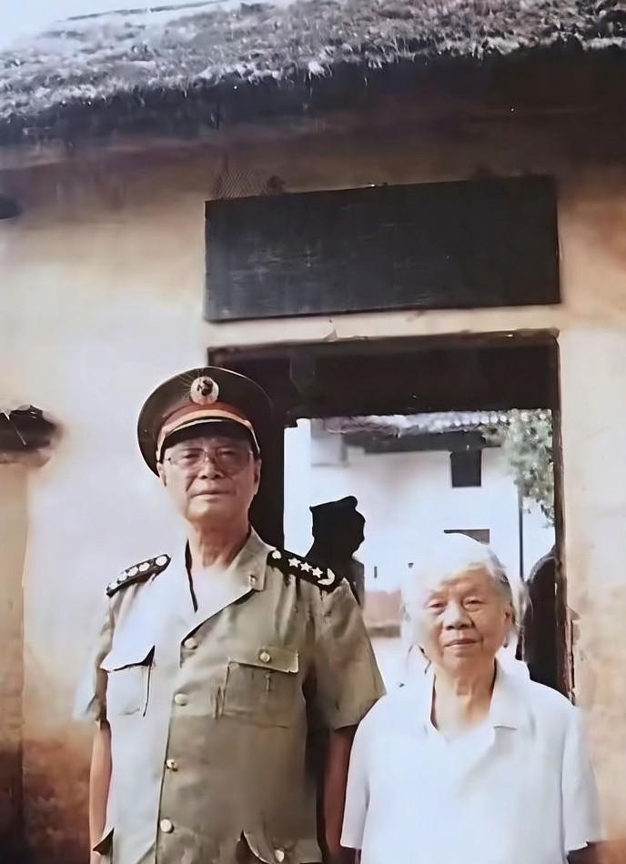 九十年代，张震上将偕夫人马龄松来到彭德怀同志故居
门前，留下这张珍贵合影。土黄色