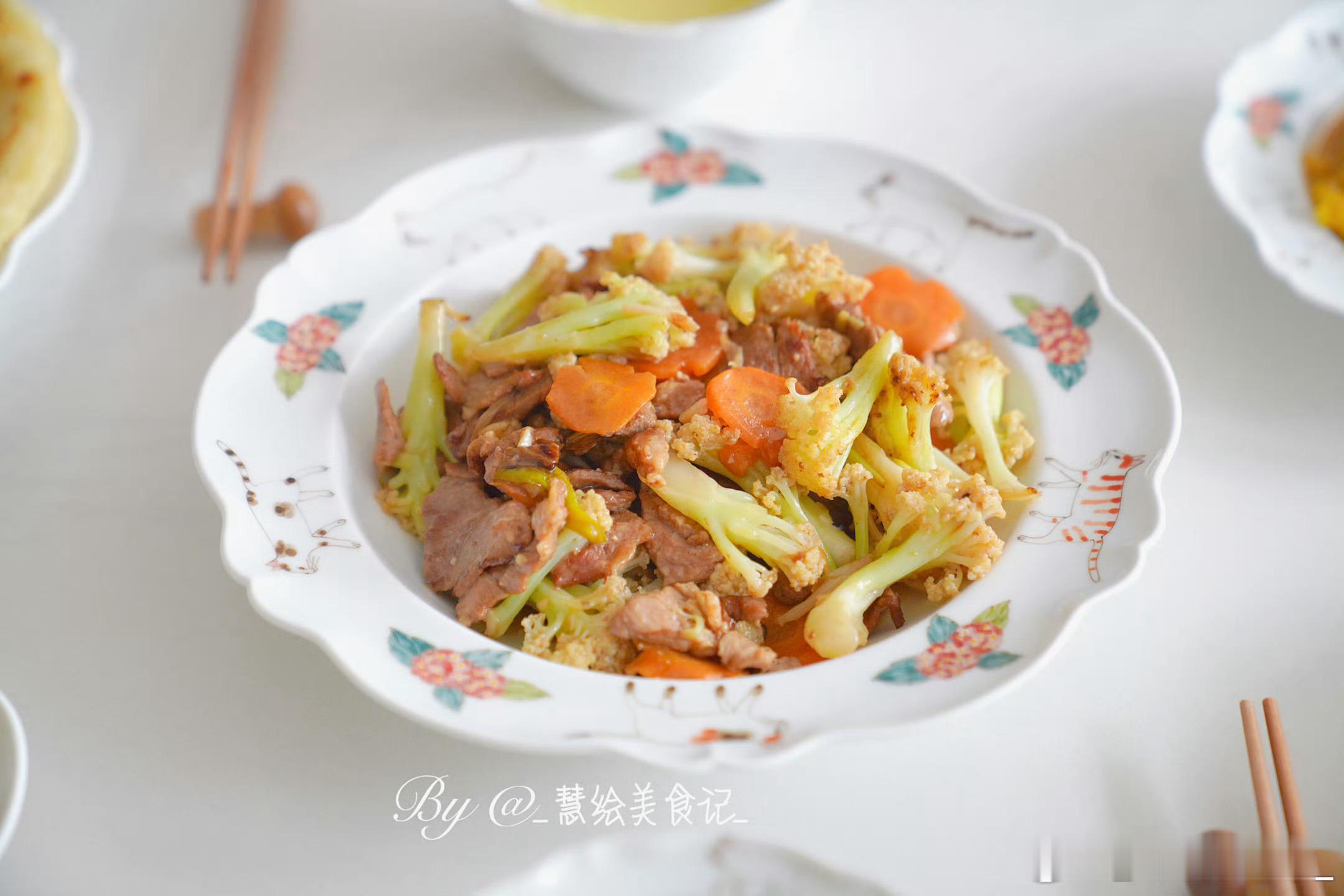 新周愉快早饭番茄炒蛋、花菜胡萝卜炒肉、凉拌菠菜、家常饼、小米粥、草莓~我的美食日