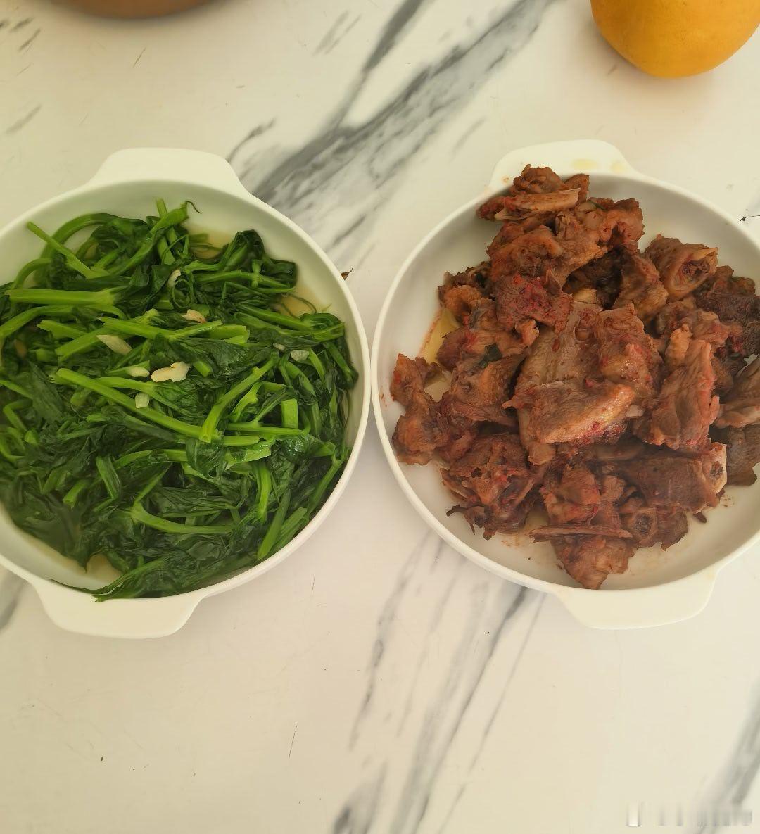 李爷减肥计划 减肥的第一百天。一荤一素，一个酒糟炒鸭肉，一个猪油蒜蓉豌豆尖。平平