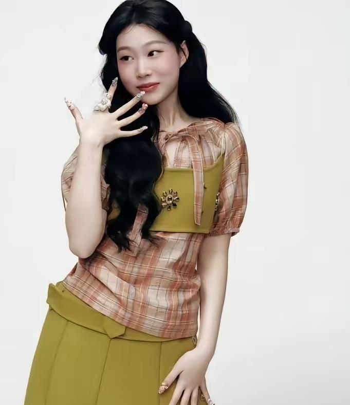 小沈阳闺女沈佳润三登时尚杂志，这波直接赢麻了，从被群嘲“最丑星二代”到三登一线时