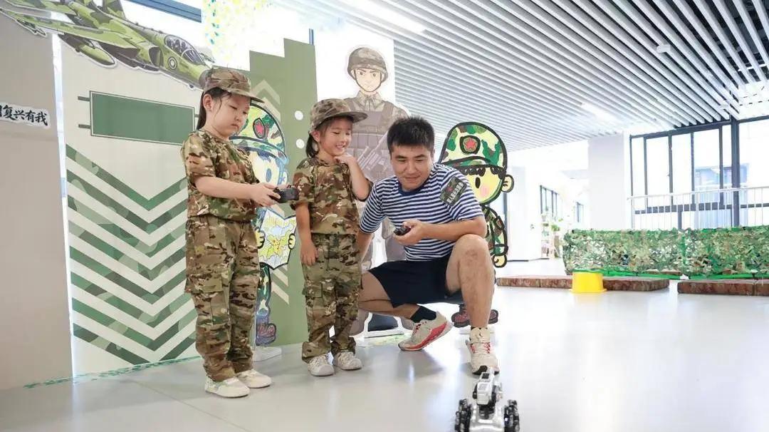 4岁娃站了5分钟，纹丝不动。

无锡新吴区这家幼儿园，把国防课开成了闯关游戏：队