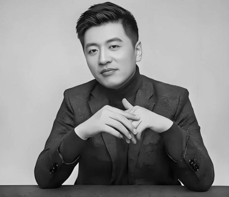 看新闻说张雪峰老师离开了，令人痛心，之前看过不少他的直播，他的直播对于很多人还是