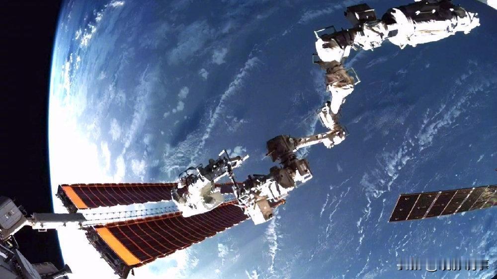 近日，据中国载人航天工程办公室透露，神舟二十号载人飞船似乎遭遇了空间微小碎片的撞