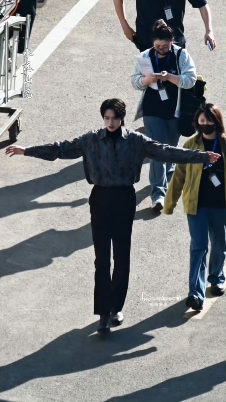 被魏大勋这张路透惊艳到，他真的是那种又能演冷静克制隐忍的角色，也能演戏剧张力强的