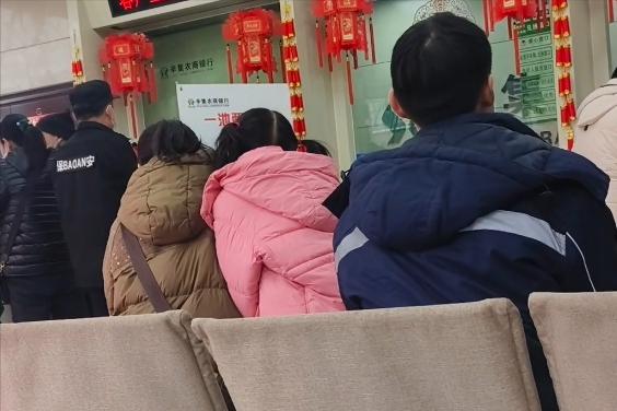 最新两期记账式贴现国债，昨天已经招标结束，将于6月15日起上市交易。

记账式贴