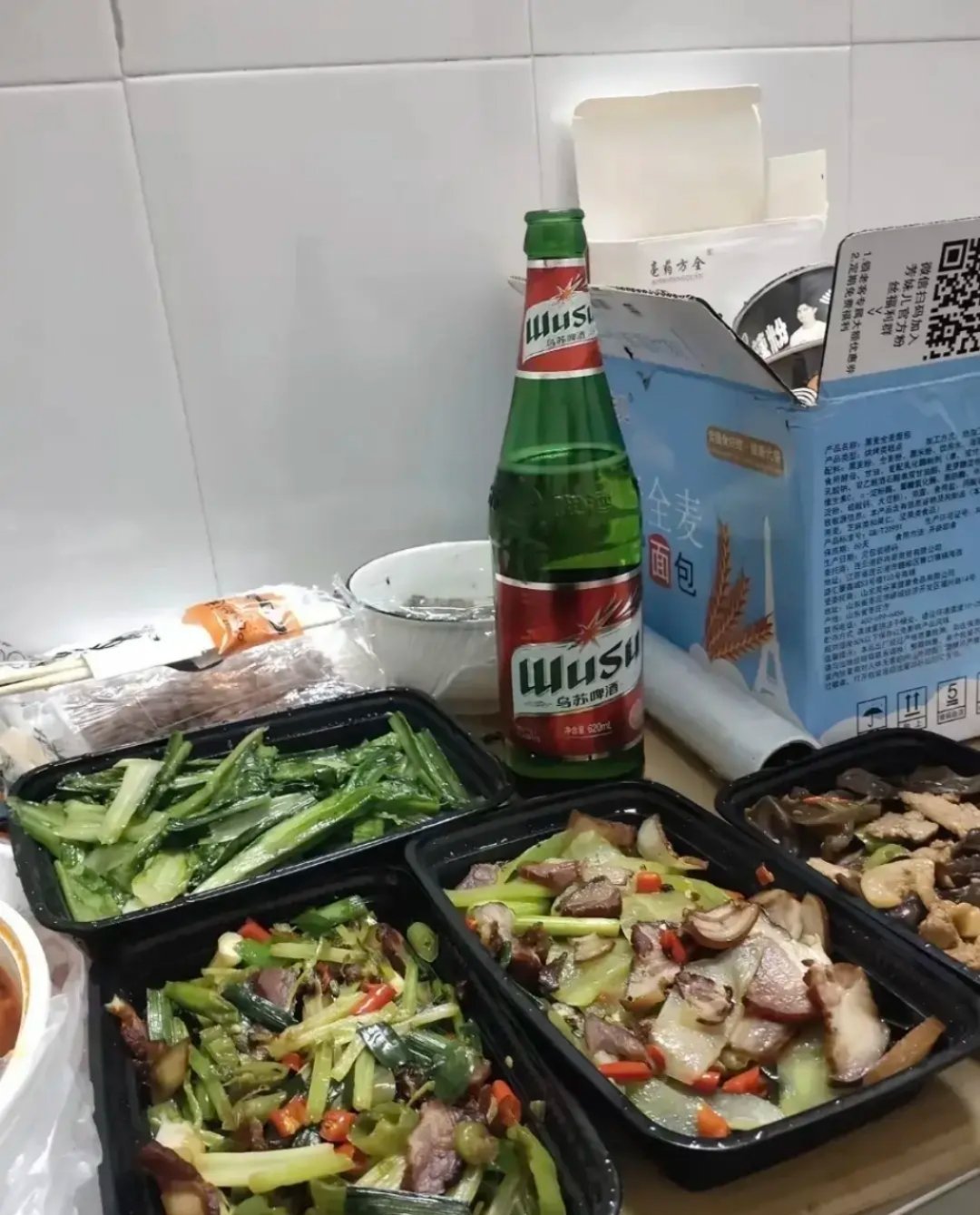 这就是传说中的穷鬼，在自己的出租屋内独自过春节。 