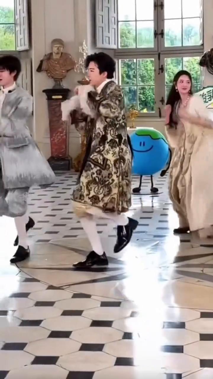 有点整齐但不多。群魔乱舞之。