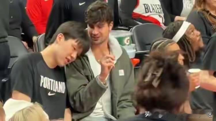 不得不说杨瀚森跟阿夫迪亚是真关系好呀，靠在对方肩膀上丝毫没有任何不合适。不知道的