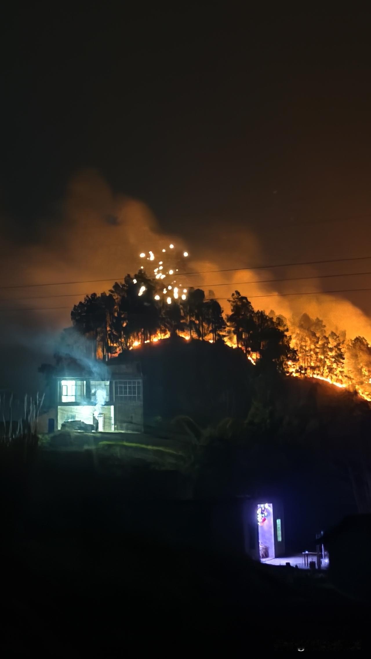 山上起火了，山下没有一个人跑，有位大哥还怕看不清楚，特地回家找了一个强光手电筒，