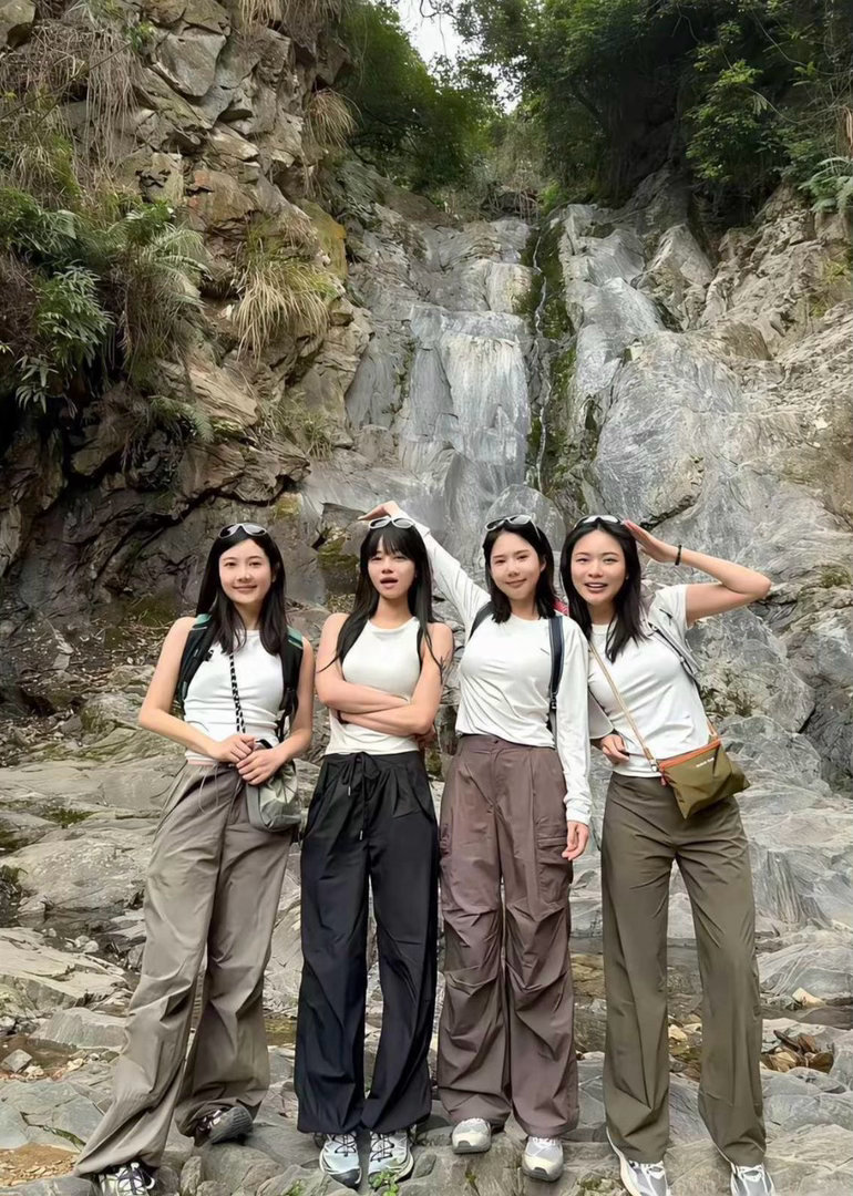 这黑裤子的女生一看就是最好看的，不接受反驳。 