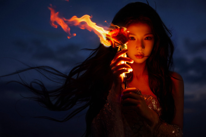 张淼怡红翼赤焰神女降临救命！张淼怡这组生日写真真的封神！红黑光影下的造型又酷又飒