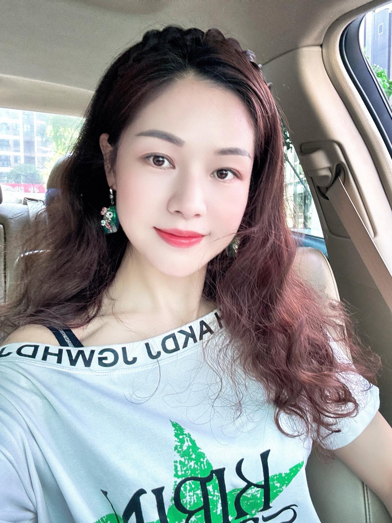 日子是揉碎了的烟火，也是藏在缝隙里的欢喜。在这熙熙攘攘的人间，我愿慢下来，不追风