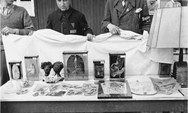 1951年，一名老妇人在参加宴会时，发现一副皮手套上的图案，居然是自己当年给儿子