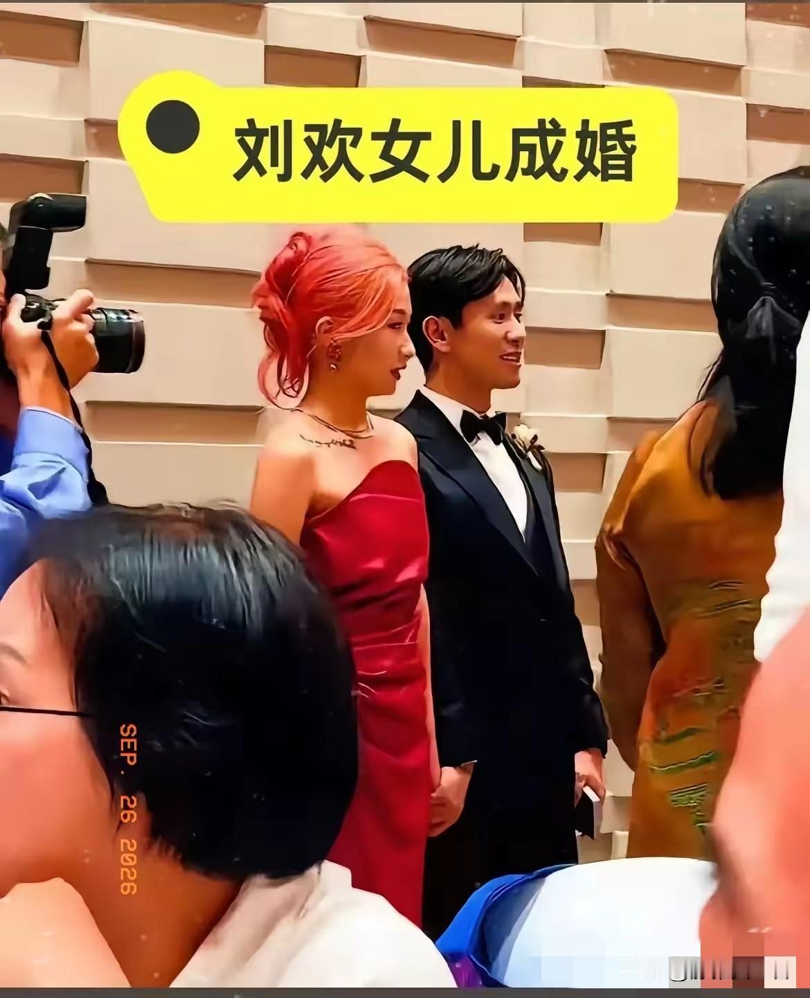 好奇查了下刘欢的女婿，
并不是什么富二代，而是出生在重庆一个普通的书香家庭。
​