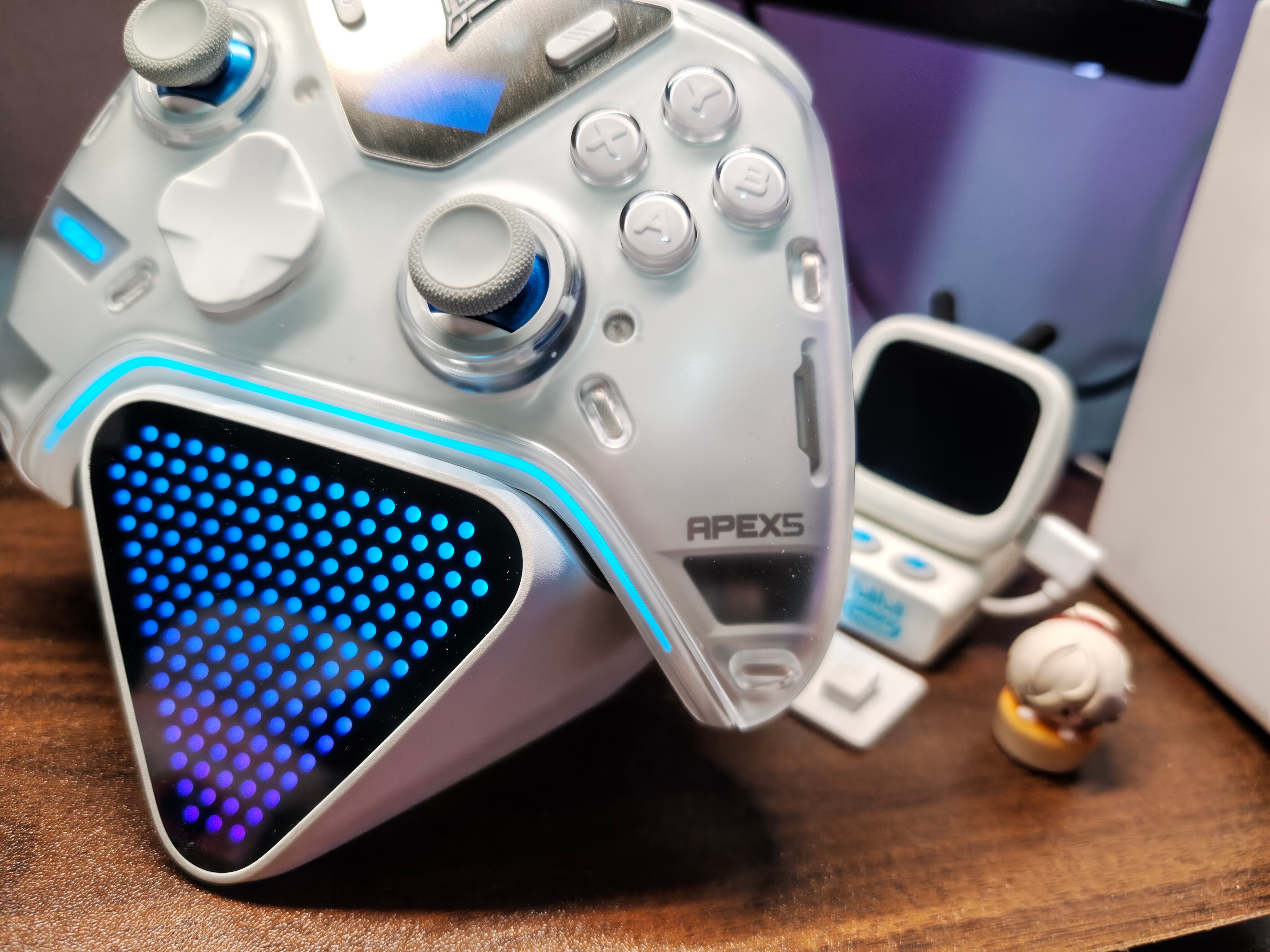 你不得不说这一代的飞智八爪鱼5挺好看的，特别是加上充电底座之后 ​​​