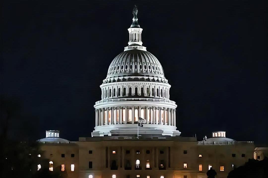 美国联邦政府又“躺平”了！
这一停，直接瘫了近八成的联邦机构。
现在，转机终于要