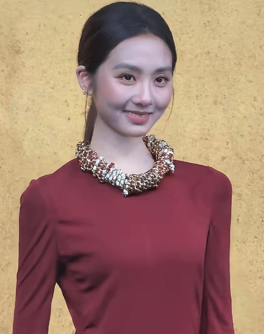 时间真的是白驹过隙啊，曾经还是个小女孩，突然就变成了一个大姑娘
只是她的脸长得很