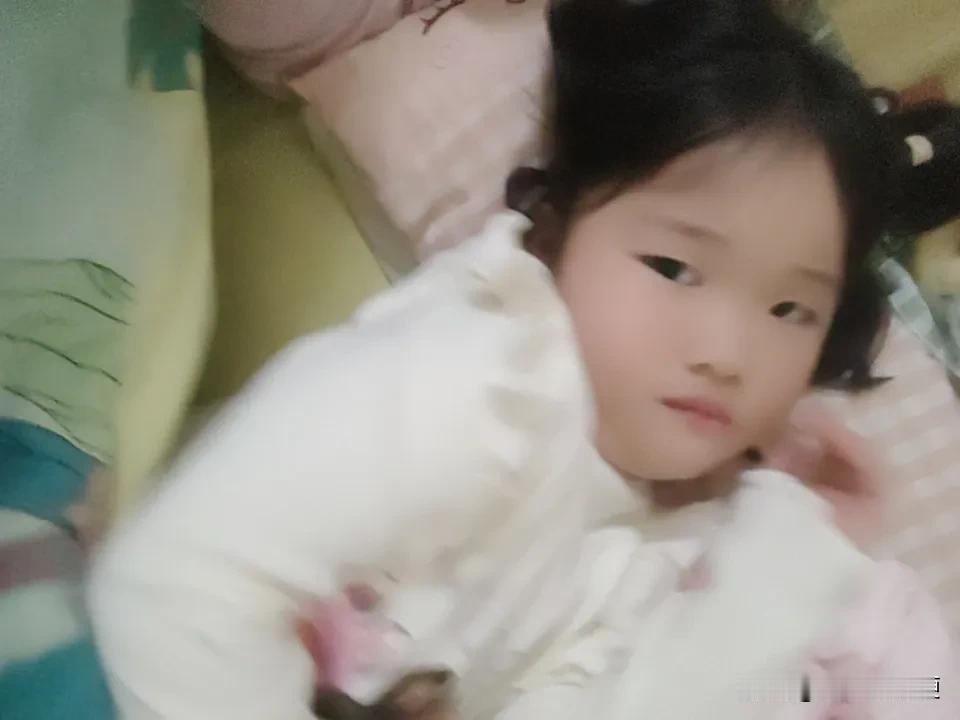 最近幼儿园的小朋友集体请假了。
不是感冒就是发烧咳嗽
我家的这个今天也中标了，