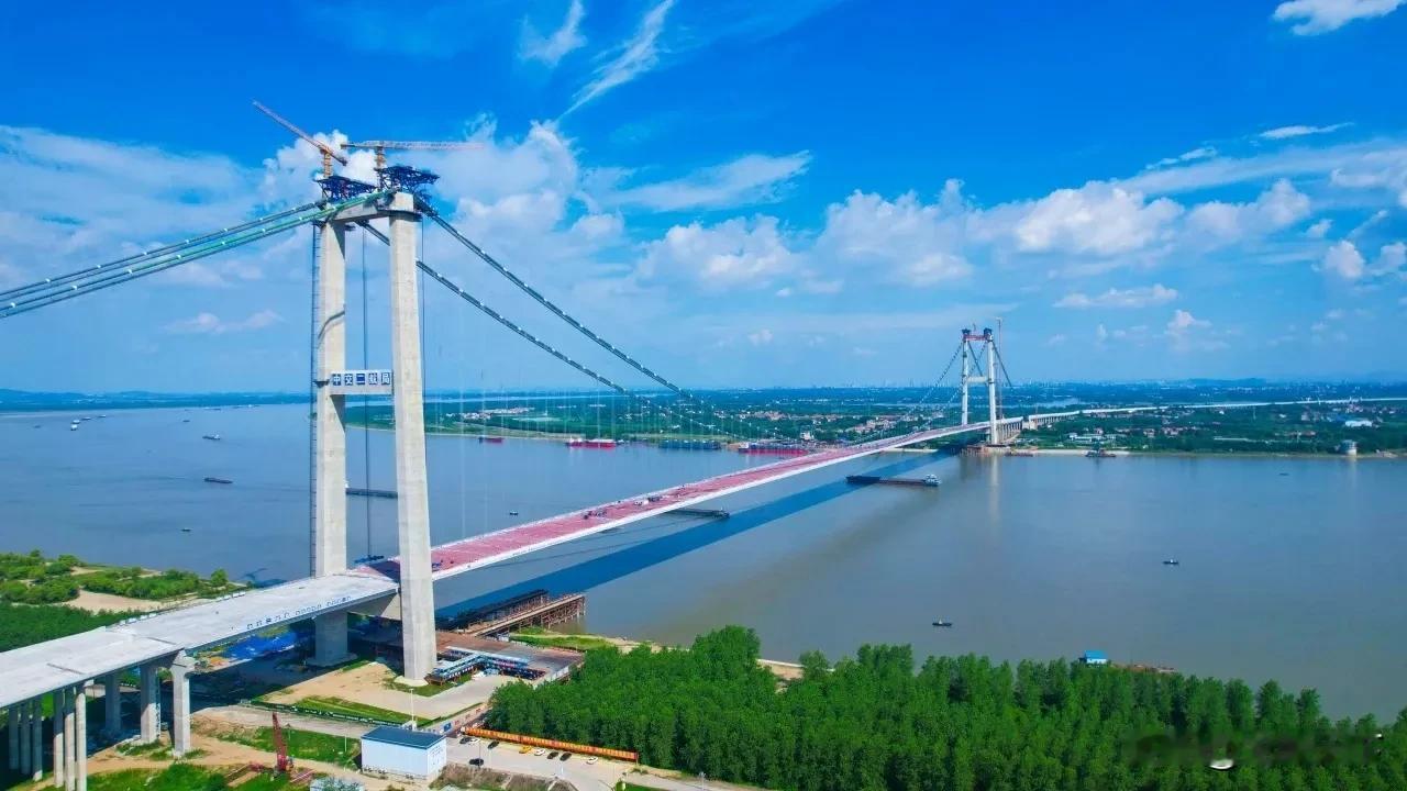 7月26日上午9时，随着南北两岸最后一片钢箱梁同时精准就位，标志着由中交二航局承
