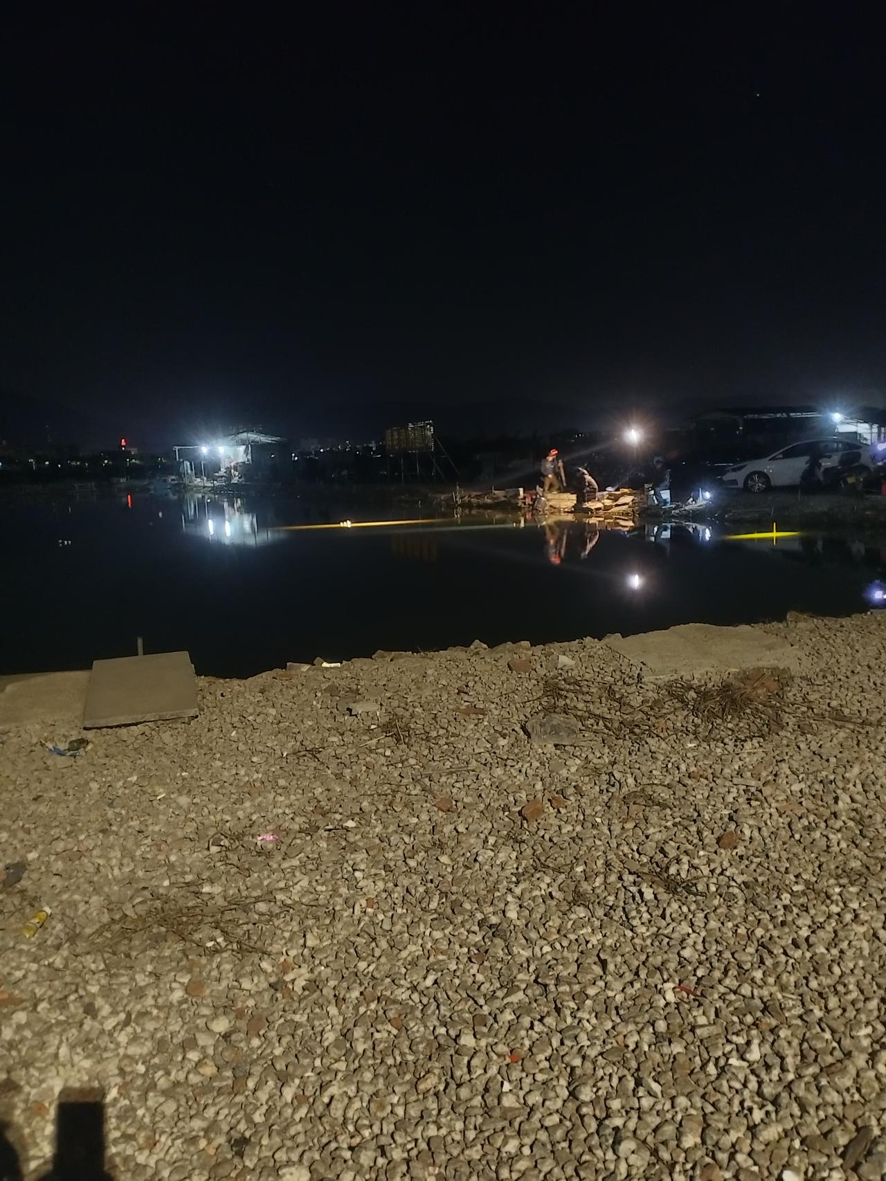  深夜的鱼塘边，
碎石地、
亮着的灯，
一根鱼竿就是整个世界，
钓的不是鱼，
是