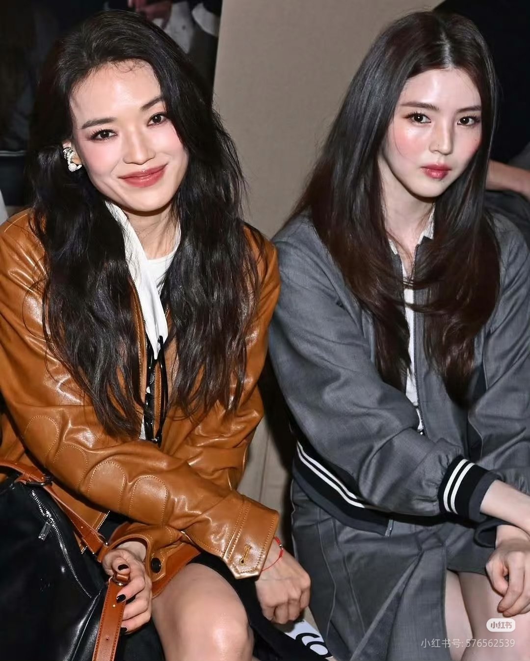 虽然舒淇现在也是不小了，但是整个松弛大气的感觉，韩素汐的五官很漂亮，但是感觉很紧