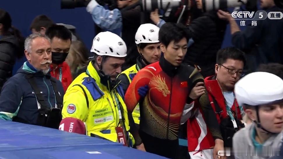 孙龙受伤孙龙膝盖流血冰刀这么快，只希望无大碍。后面还有500米和5000米，哎，
