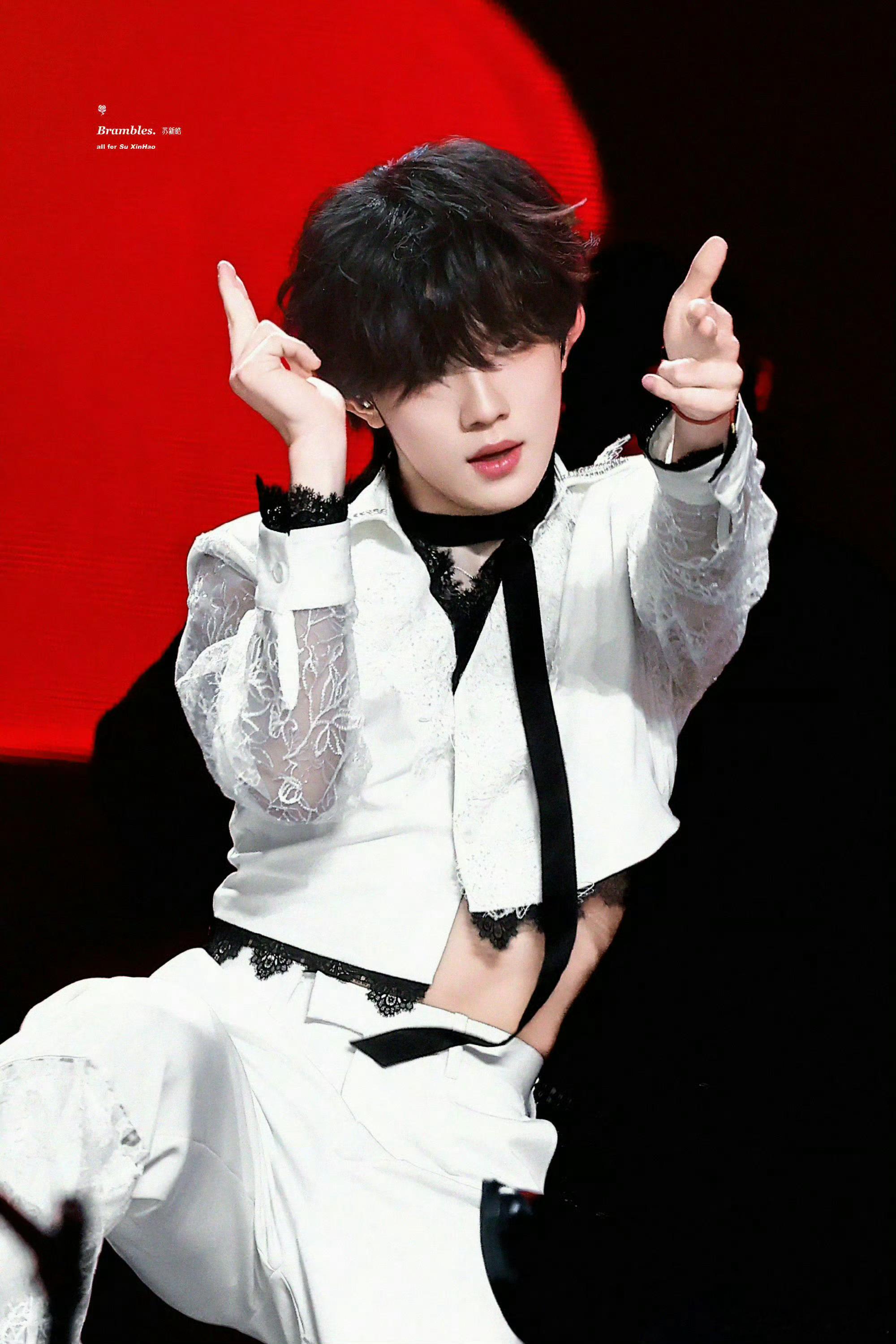 苏新皓巨星幼年体 舞台上的苏新皓真的自带光芒！演唱会solo舞台从编排到呈现都高