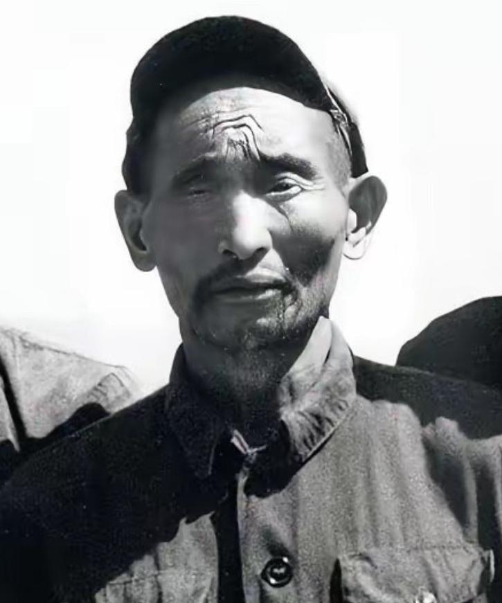 他用一条破船救下七千多红军；他隐姓埋名17年靠打零工糊口；他让开国元帅牵挂半生。