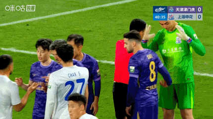 盖伊的眼神满是委屈，这种1/2点球换个裁判可能就不吹了，天津津门虎获得的这个点球