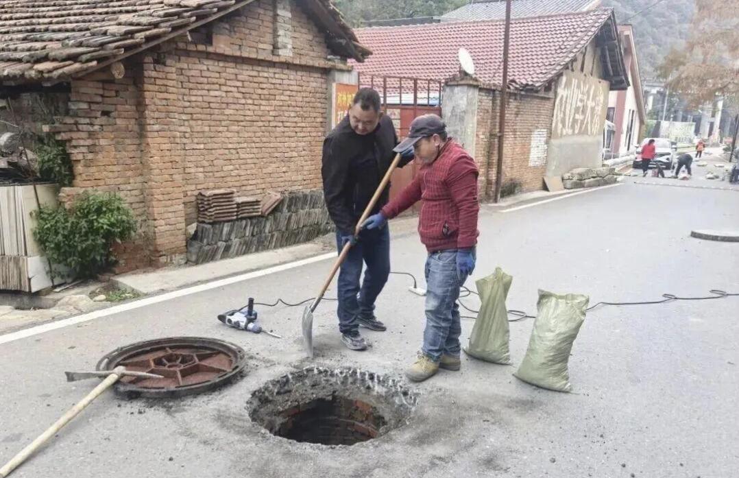 【留坝马道镇17个“问题井盖”被集中整治】
秦岭深处的冬夜，曾被留坝县马道镇街道