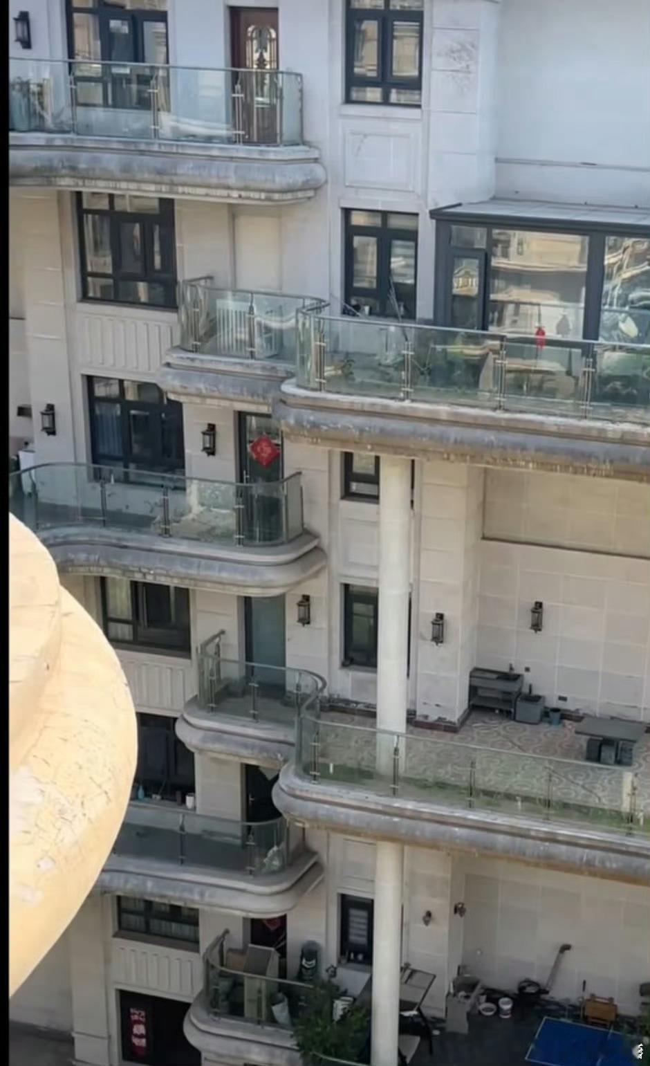 买8楼送9楼10楼 有个问题，就是房本儿上的面积是多少平，是不是只有八楼的面积啊